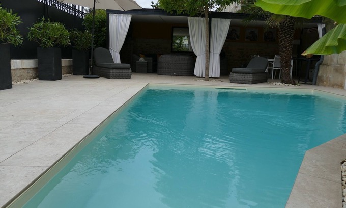Perigueux Apartamento | Garden apartment with swimming pool
