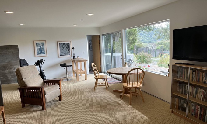 Stinson Beach Apartamento | Garden apt. above the beach close to hiking trails and beach.