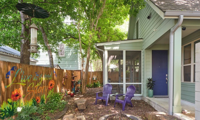 Brentwood Cabaña | Garden casita.Central ATX.King bed.Full bath.Private entrance.5 miles downtown.