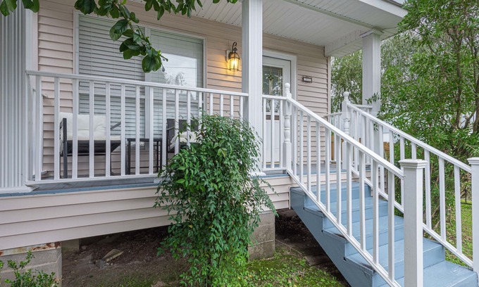 Touro Casa | Garden District Modern Retro Bungalow- The Wallflower