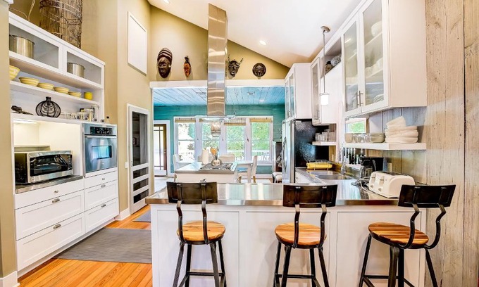 East Cesar Chavez Casa | Garden Home