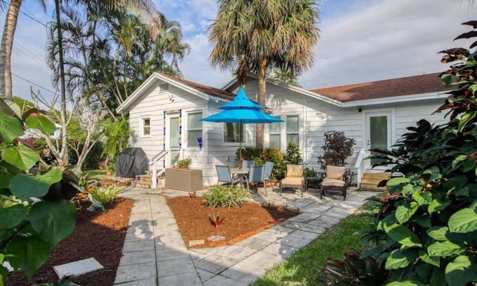 Tarpon River Casa | Garden House, Timeless Charm 3/2