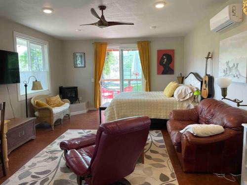 Middletown Apartamento | Garden house with gas fireplace