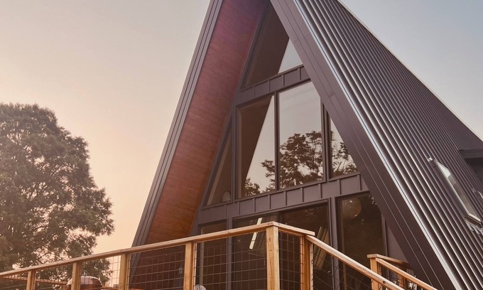Story Cabina | Garden Lane A-frame cabin right on Irons Fork river