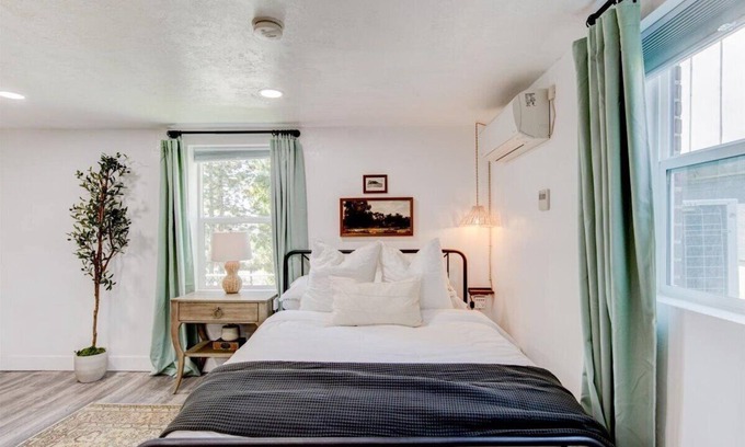 East Central Apartamento | Garden level studio apt ⊹city views⊹ near U of U