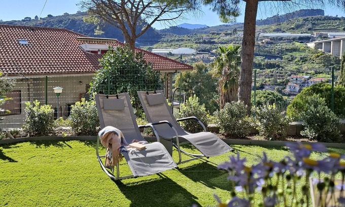 Bordighera Apartamento | Garden: lovely one-bedroom apartment finely renovated, Private garden and parking space