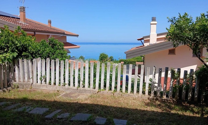 Pizzo Apartamento | Garden near the beach (PIEDIGROTTA GARDEN)