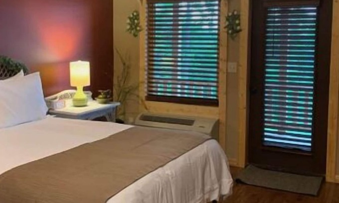 Stanardsville Hotel | Garden Oasis - Rm. 105