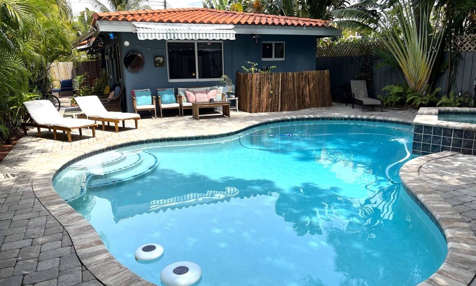 Central Oakland Park Casa | Oasis de jardín 2/2 con piscina / spa de agua salada climatizada privada cerca de la playa de Lauderdale