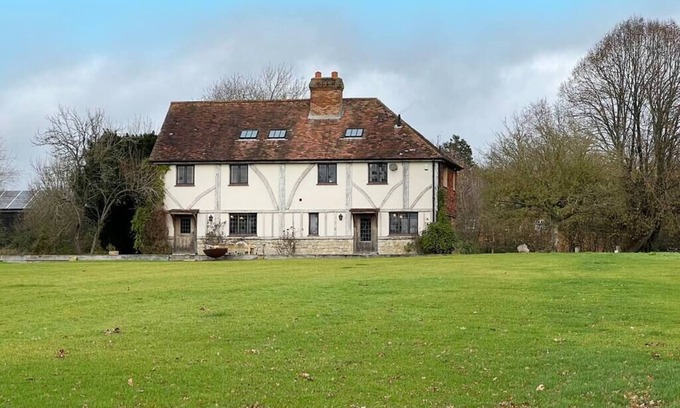 Edenbridge Casa | Garden Of Eden: Large Farmhouse & Grounds, Kent