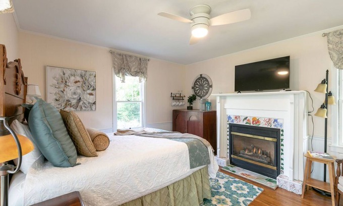 Weaverville Apartamento | Garden Studio on Main - A perfect combination of modern amenities & convenience