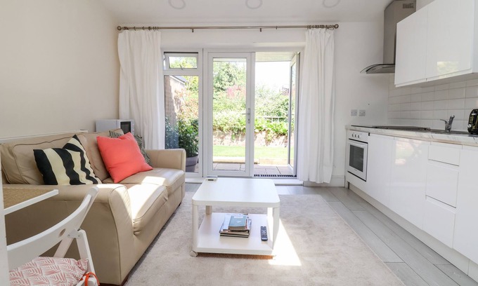 New Brighton Cabaña | GARDEN STUDIO, pet friendly, with a garden in New Brighton