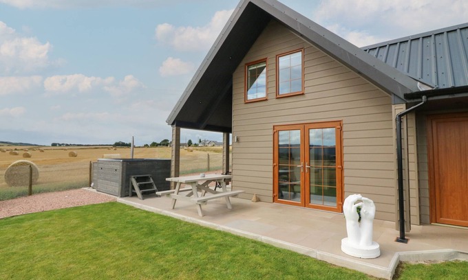 Insch Casa | GARDEN STUDIO, romantic, with hot tub in Insch
