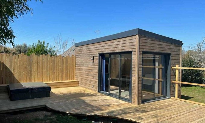 Hennebont Apartamento | Garden studio with private Jacuzzi all year round!