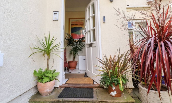 New Brighton Cabaña | GARDEN SUITE, family friendly, with a garden in New Brighton