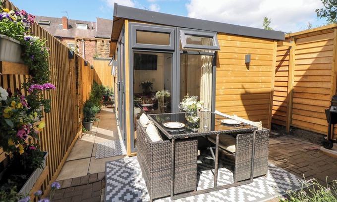 Dronfield Cabaña | GARDEN SUITE, pet friendly, with a garden in Dronfield