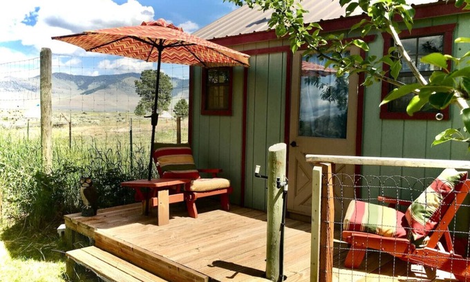 Hot Springs Cabina | Garden View Cabin near Hot Mineral Soaks