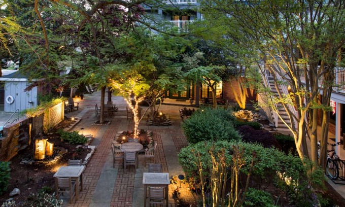 Rehoboth Beach Apartamento | Garden-View Club Suite | Fireplace & Balcony