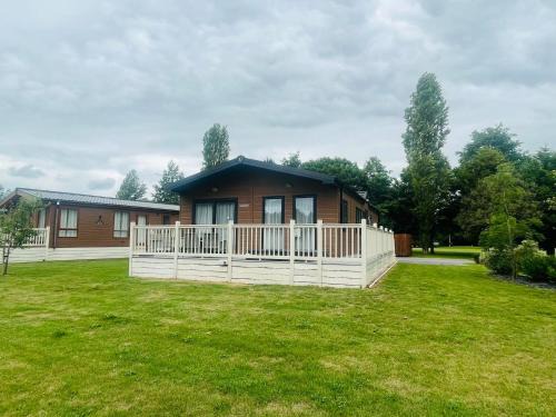 Allerthorpe Cabina | Garden View Lodge with Hot Tub
