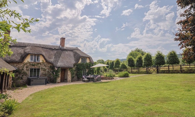 West Buckland Cabaña | GARDEN VIEW, pet friendly, character holiday cottage in Wellington