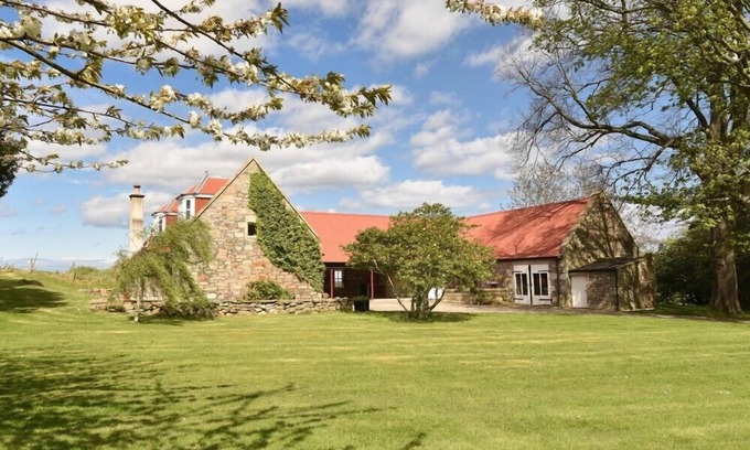 Elgin Cabaña | GARDENER'S COTTAGE, pet friendly, with open fire in Elgin