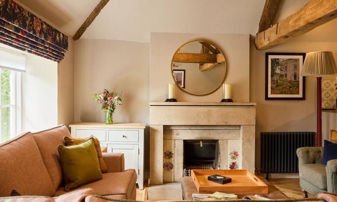 Carsington Cabaña | GARDENERS COTTAGE, character holiday cottage, with pool in Hopton