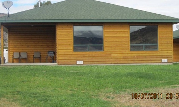 Gardiner Cabina | Cabaña Gardiner por el parque de Yellowstone / fechas abiertas