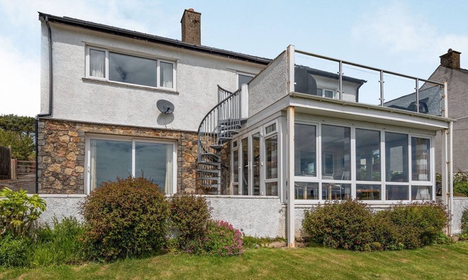 Mynytho Cabaña | GARNA, pet friendly, character holiday cottage in Llanbedrog