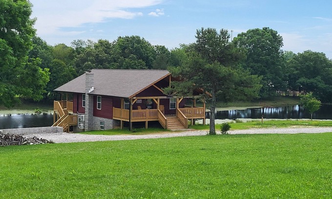 Allardt Casa | Garrett's Private Lake House with Horse Barn in wonderful Jamestown;
