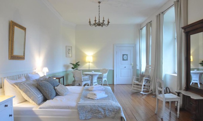 Berge Cama Y Desayuno | Gartenzimmer im Schloss Neuhausen