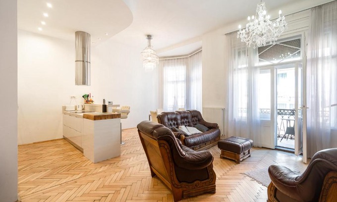 Ferencvaros Apartamento | Garys bright and spacious two bedroom flat near Danube