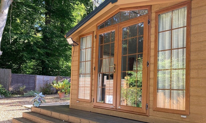 Brandon Cabina | GATE LODGE RETREAT with Thetford Forest on your doorstep.