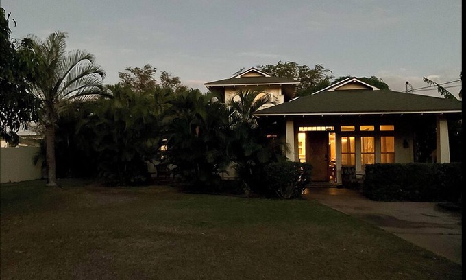 Kihei Villa | Gated 2-story beach house with big yard
