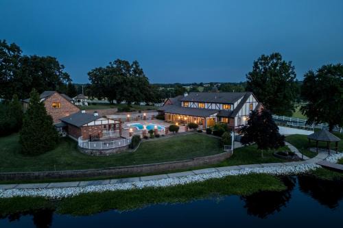 De Soto Casa | Gated 35-Acre De Soto Estate Pool, Lake and Patio!