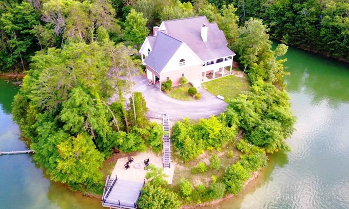 Sevierville Casa | UN IMPRESIONANTE MILLÓN DE DOLLAR LAKEFRONT HOME EN UN PROMONTORIO PRIVADO DE 5 ACRES