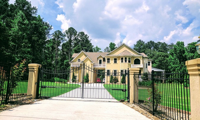 Stone Mountain Casa | Gated- 5BR / 4. 5BA House - Lugar disponible. Internet y parrilla