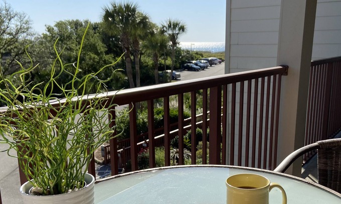 Folly Field Condominio | Gated Beachfront Resort Private Beach Access Elevator 2 Pools BeachBarPickleball