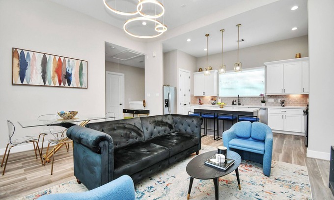 Brookhollow Casa | Gated, Comfy & Modern 3 BDR Townhome Centrally located near Airport.