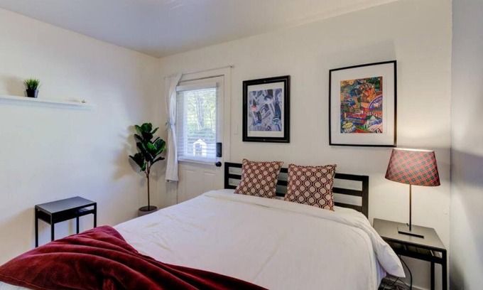 Midtown Apartamento | Gated Cottage Walking Distance to Overton Square