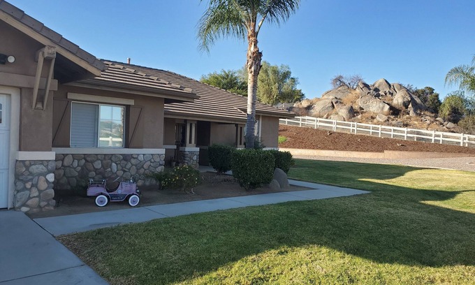 Perris Casa | Gated Country Vineyard Estate w 3br/2ba, office and pool