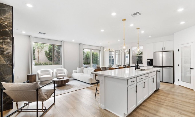 Las Vegas Casa | Gated,new 5bed home in Vegas Summerlin (Red Rock Casino area),w/Hot Tub,BBQ,etc