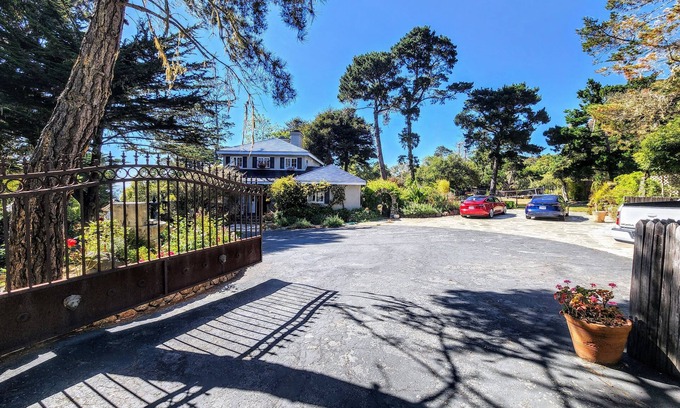 Carmel Highlands Villa | GATED, PRIVADO, UN ACRE POR EL MAR