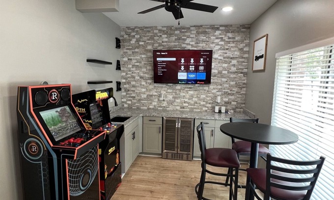 Castleberry Hill Casa | Gated*Private Rooftop*Private Garage*Walk to GWCC, Benz Stadium, Aquarium