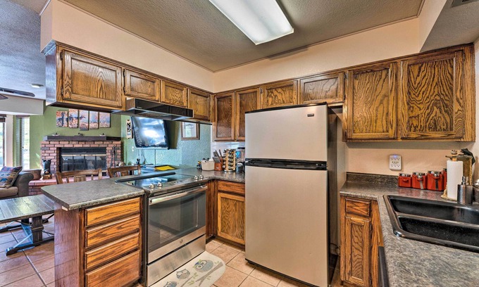 Pinetop Apartamento | Pinetop Townhome in Gated Resort w/ Pool & Spa!