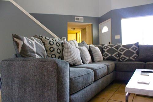 San Antonio Casa | Gated Subdivision Contemporary yet Cozy Fun