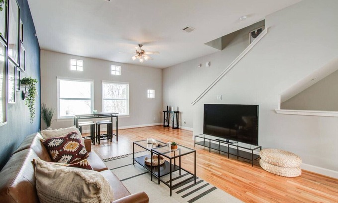 Southeast Houston Casa | Gated Townhome w/ Garage Parking by Hobby Airport!