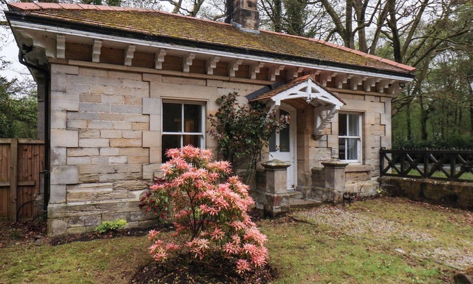 Easington Cabaña | GATEKEEPERS, pet friendly, with hot tub in Easington