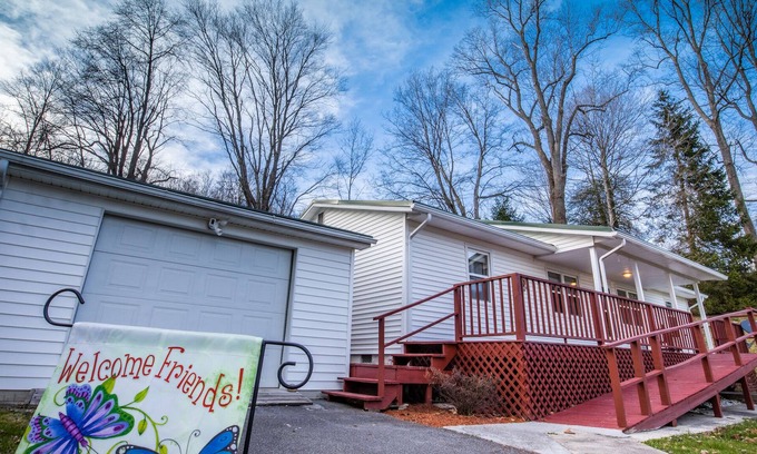 Ansted Casa | Gateway House to NRG & Hawk's Nest - fast Wi-Fi, fire pit, RV hookup