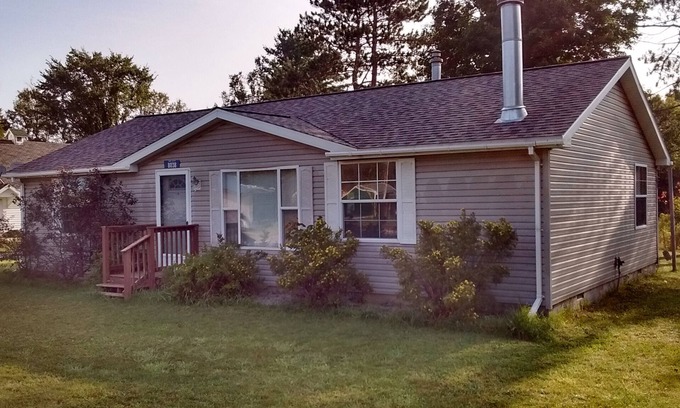 Germfask Casa | Entrada a Pictured Rocks & Seney NWR 2BR Cottage ubicada en el río Manistique