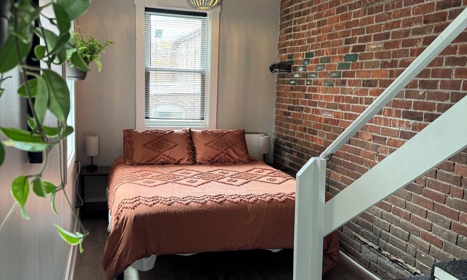 Lee Apartamento | Gateway to the Berkshires - Renovated downtown apartment